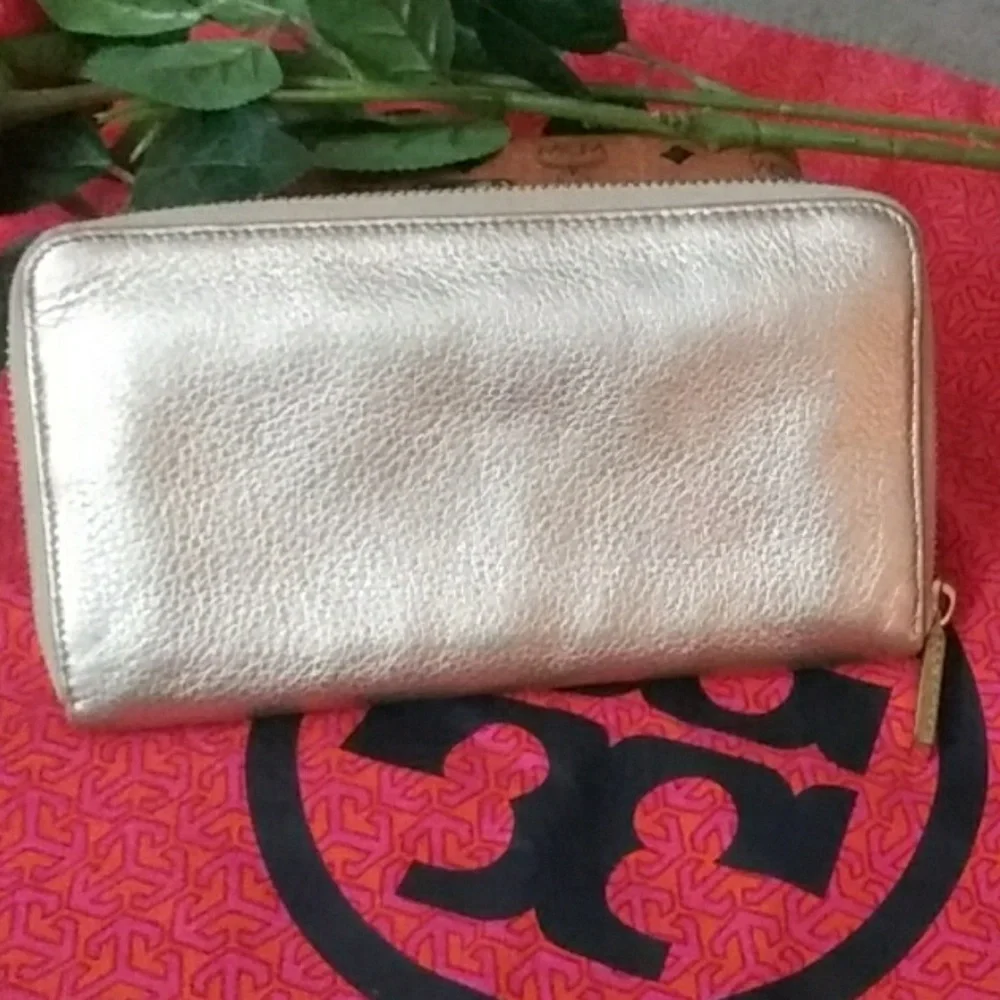 🌟Beautiful Gold Tory Burch Double Stacked Logo Zip Around Wallet🌟